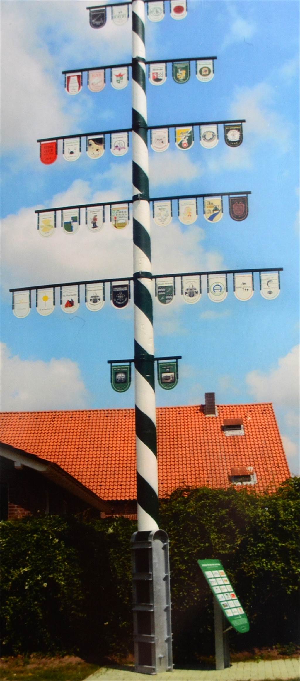 Der Oedinger Maibaum steht bald vor der Jakobi-Halle So stellen sich die Organisatoren hinter dem Maibaum-Projekt den Baum für Oeding vor. Bis zu 30 Plaketten sollen die örtliche Vereinslandschaft abbilden.