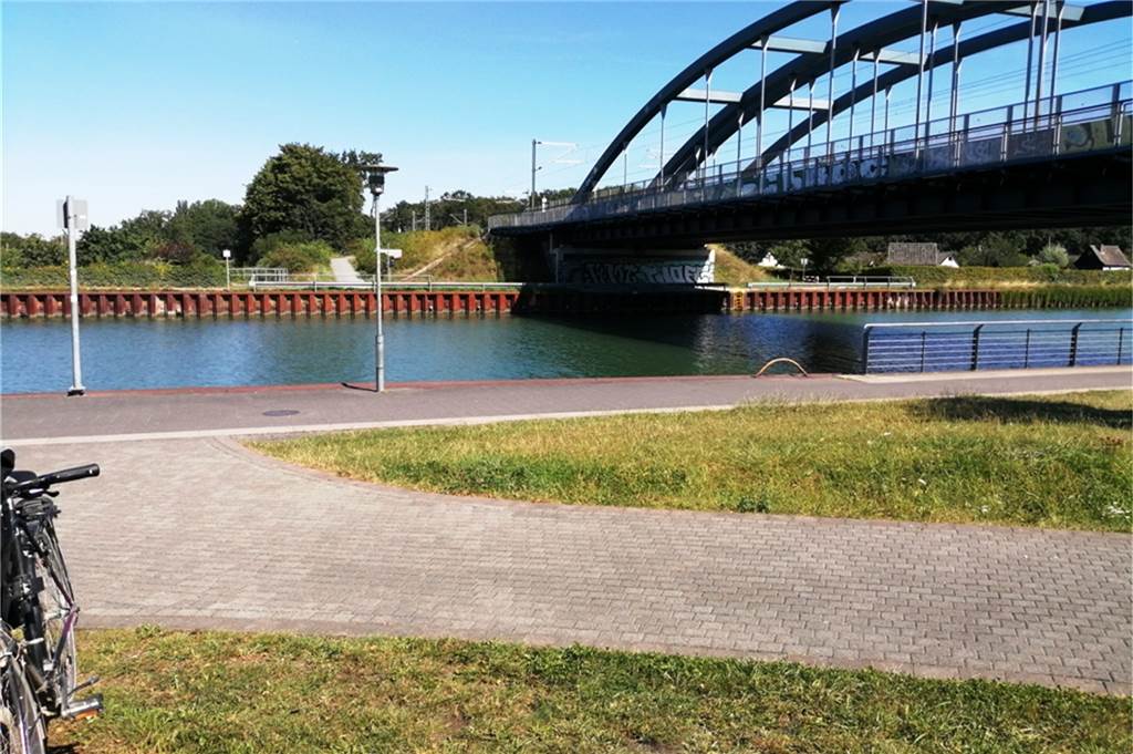 „Angst“ bei Radtour in Lünen: Kein Geländer, Stadt reagiert mit Schild So stellt sich die Situation momentan am Kanal dar.