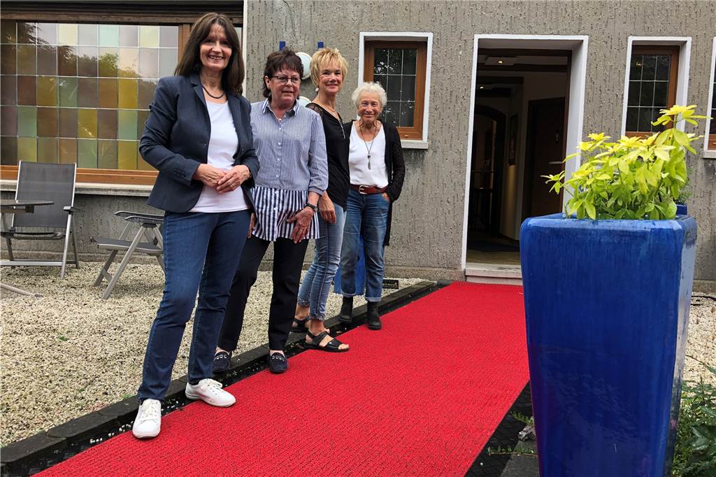 Das Olfonium hat sich zu einem modernen Kulturzentrum gewandelt So stilvoll begrüßen die KuK-Mitglieder - hier (v.l.) Gabriele Haas, Marion de Vries, Claudia Wanzki und Usha Hagemeier-Schacht künftig ihre Gäste.