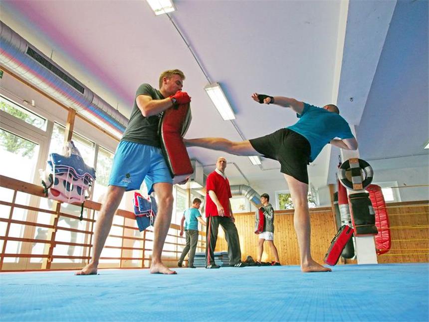 Kickboxen: Als Bruce Lee Chuck Norris erledigte So trainieren die Kickboxer beim Budo- und Kraftsportverein Dortmund.