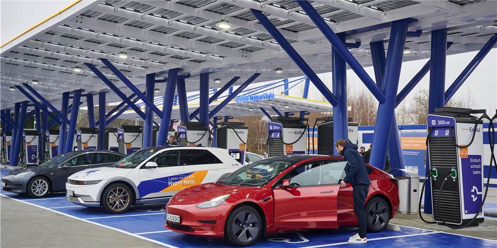 Was wäre, wenn alle Menschen E-Auto fahren würden? Mehrere E-Autos stehen an Schnellladesäulen am Kamener Kreuz.