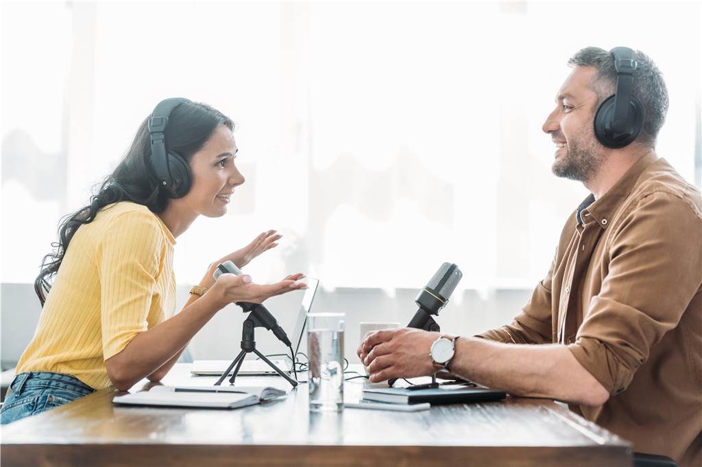 Trendige Podcasts 2023: Beste Unterhaltung für die Ohren zwei menschen nehmen gemeinsam einen podcast auf