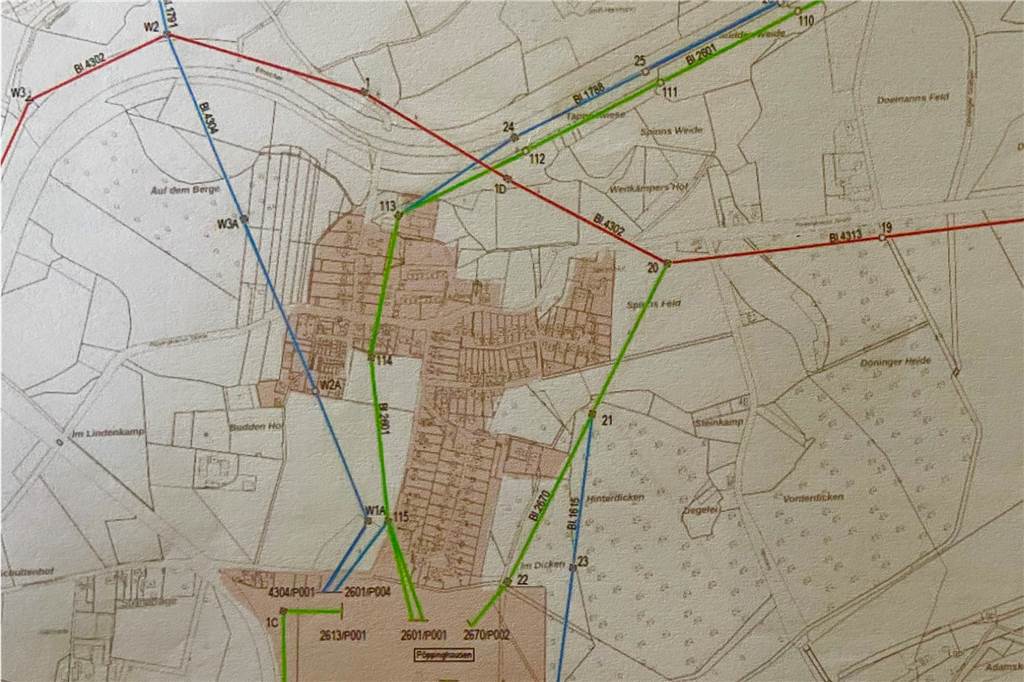 Stromkabel über Castrop-Rauxel: Bürgerinitiative sucht Hilfe im Bundestag So verlaufen die Stromleitungen aktuell in Pöppinghausen. Blau: 110-kV-Leitung. Grün: 220-kV-Leitung. Rot: 380-kV-Leitung.