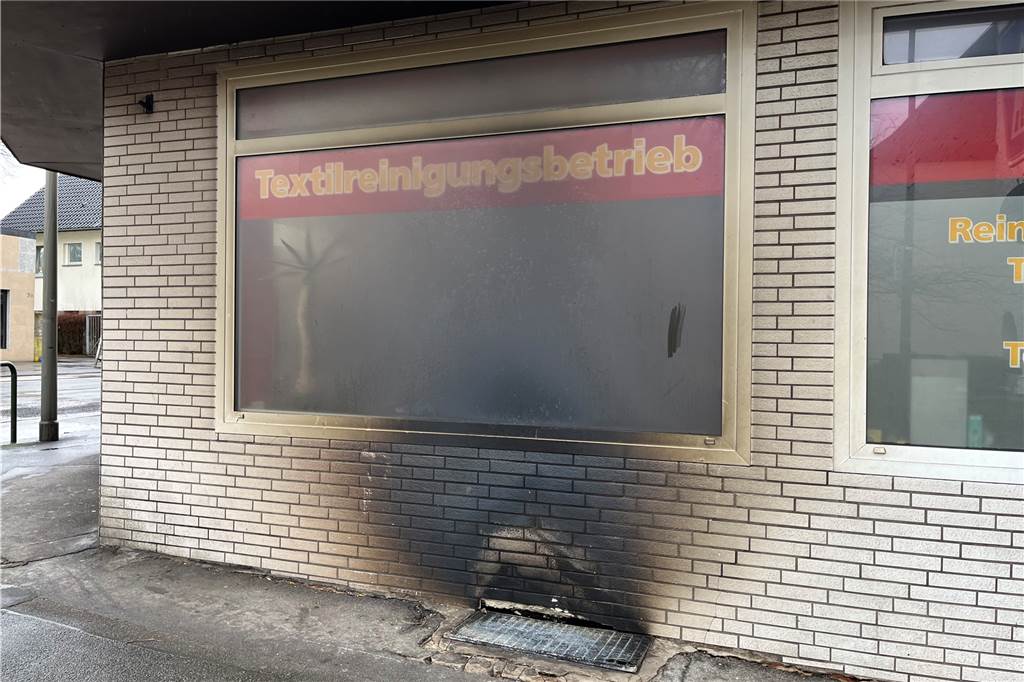 Silvesterknaller löste folgenschweren Brand am Wickeder Hellweg aus So verrußt sieht das Haus mit der Textilreinigung Rothmann auf der Ecke Wickeder Hellweg/Euchwaldstraße aus