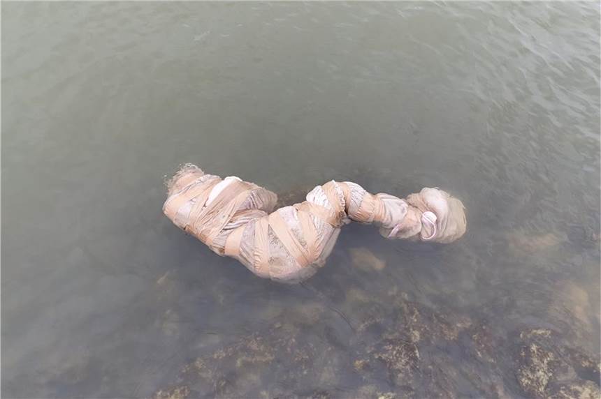 Leichen-Attrappe treibt in Decke gewickelt im Kanal So verschnürt trieb eine Kunststoffpuppe im Wesel-Datteln-Kanal.