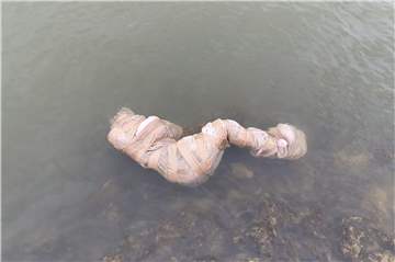So verschnürt trieb eine Kunststoffpuppe im Wesel-Datteln-Kanal.