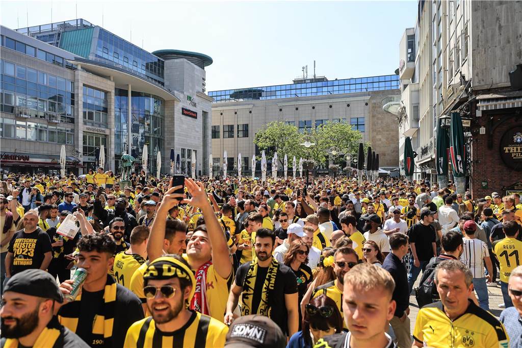 Die Stadt als Spaßbremse: „Die Welt zu Gast bei Freunden“ gilt nicht mehr So voll war es am Samstagnachmittag auf dem Alten Markt.