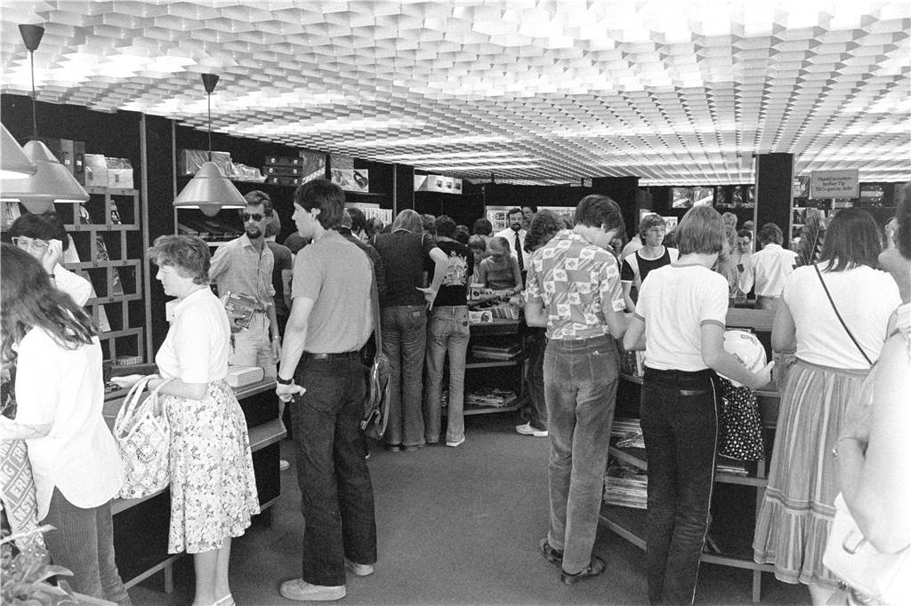 Bauverein renoviert Lippezentrum: Wiedersehen mit legendärem Laden So voll war es wenige Tage nach der Eröffnung im Augu7st 1980 im Plattenladen Rainbow.