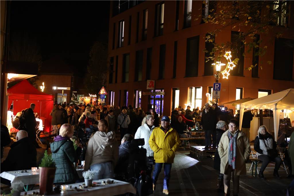 Adventsmarkt: Bürgermeister Orlowski begeistert, obwohl er verliert So voll wie am ersten Adventssamstag 2022 war es seit Beginn der Pandemie nicht in der Selmer Altstadt.