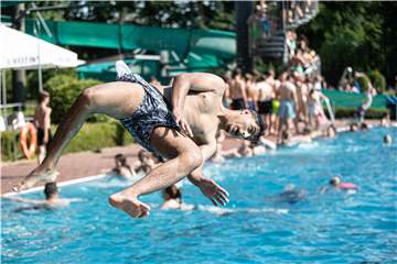 So voll wie auf diesem Archivbild wird es vielleicht nicht mehr werden. Zahlreiche Menschen aus der Region freuen sich aber, dass zumindest das Selm er Freibad noch geöffnet hat.