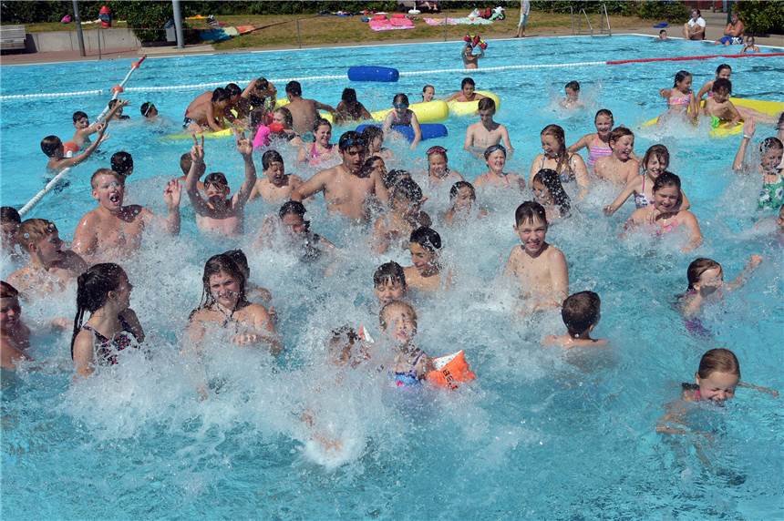Freibad Brambauer hat ab Montag länger geöffnet So voll wie bei der Ferienspaß-Aktion wird es bei den Wetteraussichten ab Montag (24.6.) wohl auch nächste Woche im Freibad Brambauer.