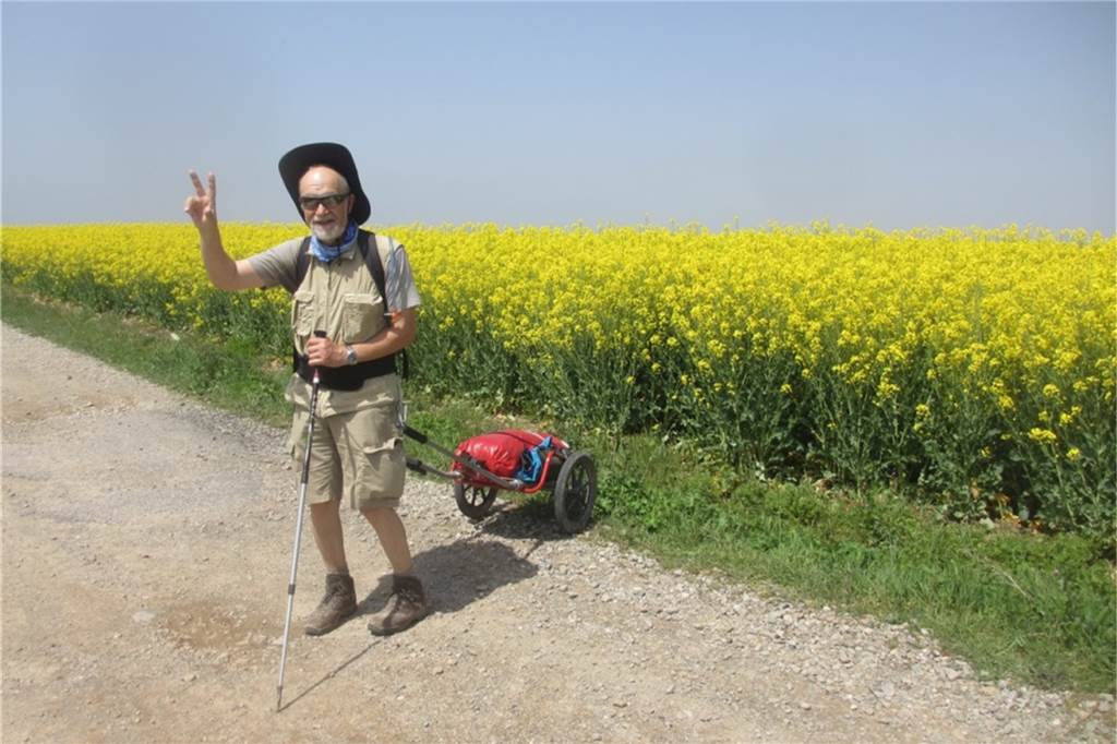 „Ich war der Star des Caminos“: Schwerter (67) läuft Jakobsweg trotz Bandscheibenvorfall So wandert Günter Pieper auf dem Jakobsweg: mit seiner Wanderkarre, die ihn später noch bekannt machen wird.