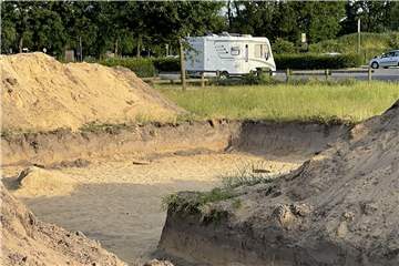 So war das nicht geplant: Ein Wohnmobil steht auf dem Parkplatz am Naturbad, auf der Fläche des Wohnmobilstellplatzes sind für Archäologen sehr lange und mehrere Meter breite Mulden ausgehoben worden.