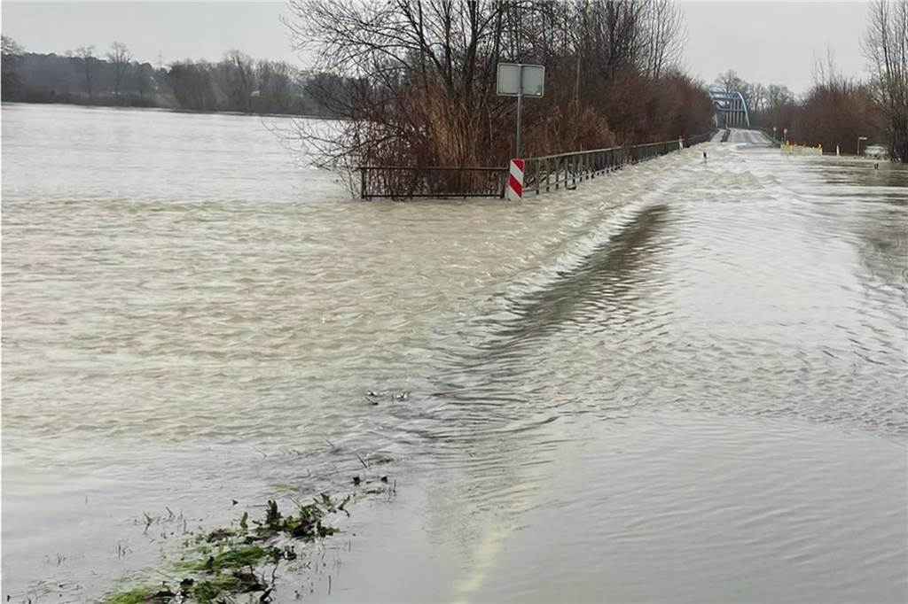 Pegel an Borker Straße sinkt: Von Entwarnung kann nicht die Rede sein Die über die Ufer getretene Lippe überspült die Borker Straße.