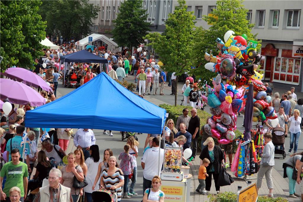Stadtfest in Selm: Die Stadt greift eine Idee nach großem Vorbild wieder auf So war es 2015: Bei herrlich-mildem Wetter machte das Flanieren entlang der Langen Tafel auf der Kreisstraße Freude.