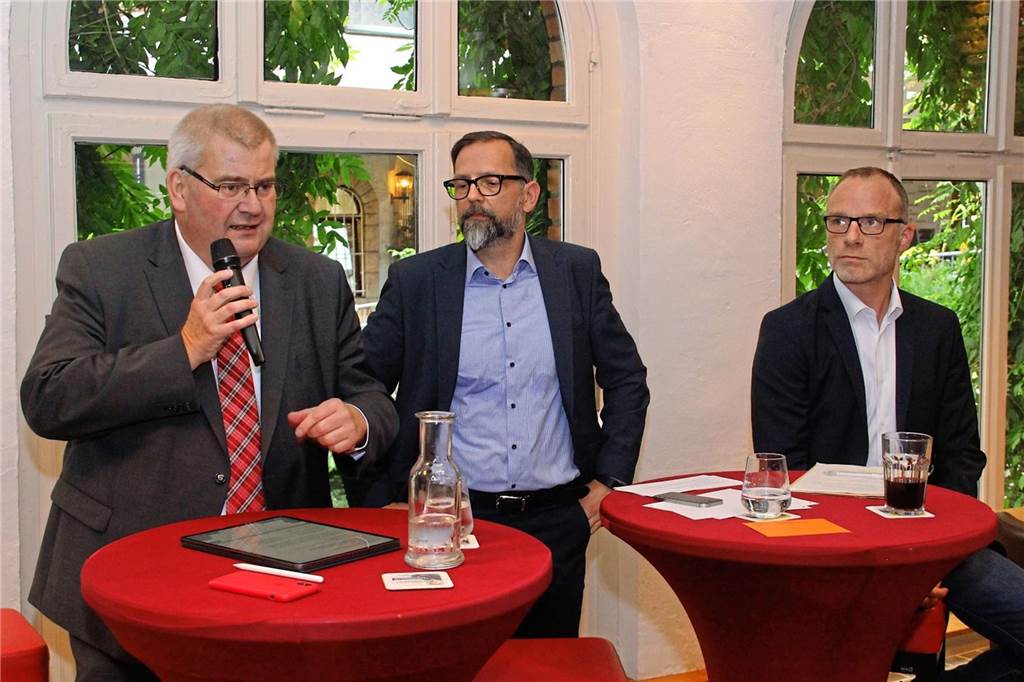 Sven Mosdzien mit Andreas Becker (l.) und Moderator Florian Adamek bei einer Stadtteilkonferenz.