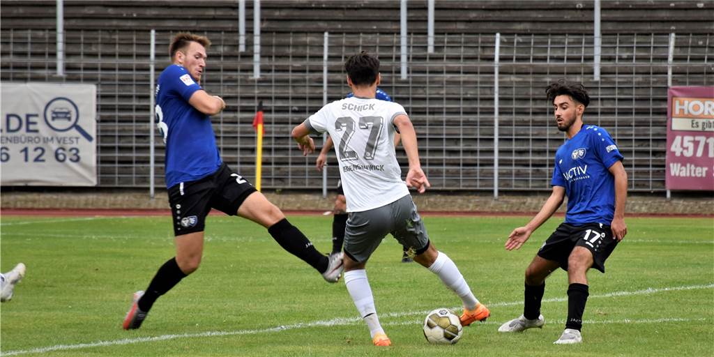 Erkenschwick vs. Haltern: Gäste-Trainer kommt mit dem Rad und kündet „etwas Verrücktes“ an So war es beim Kohle-und-Stahl-Cup der Spvgg. Erkenschwick Juli: Enes Schick täuscht einen Schuss an, Halterns Lennard Rademacher macht ein langes Bein.