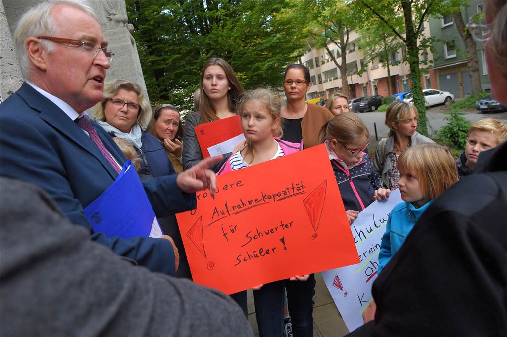 Mehr Klassen an Schwertes Gymnasien? Das wäre fast an einem Formfehler gescheitert So war es im September 2017: Holzener Eltern setzten sich dafür ein, dass ihre Kinder an Schwerter Schulen gehen dürfen, und übergaben eine Unterschriftenliste an Schuldezernent Hans-Georg Winkler.