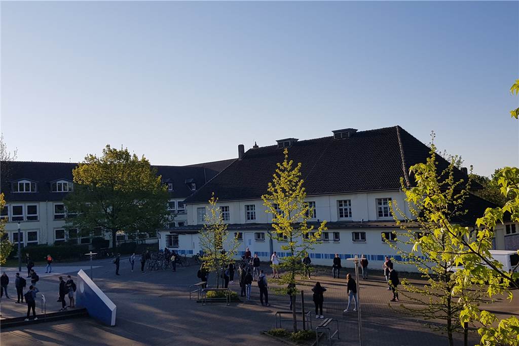 Gymnasium und Sekundarschule Selm: Maskenpflicht - mit kleinen Ausnahmen So war es vor den Sommerferien am Tag der Wiederöffnung. Vor Schulbeginn versammelten sich die Abiturienten vor dem Gymnasium. In gebührendem Abstand zueinander. Auf diese Disziplin hofft man auch zum Start des Regelbetriebs.