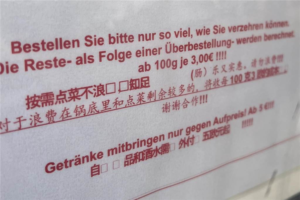 Teller nicht leer gegessen?: Restaurant erhebt Straf-Gebühr Drei Euro je 100 Gramm: So weist das Restaurant auf die Folgen einer "Überbestellung" hin.
