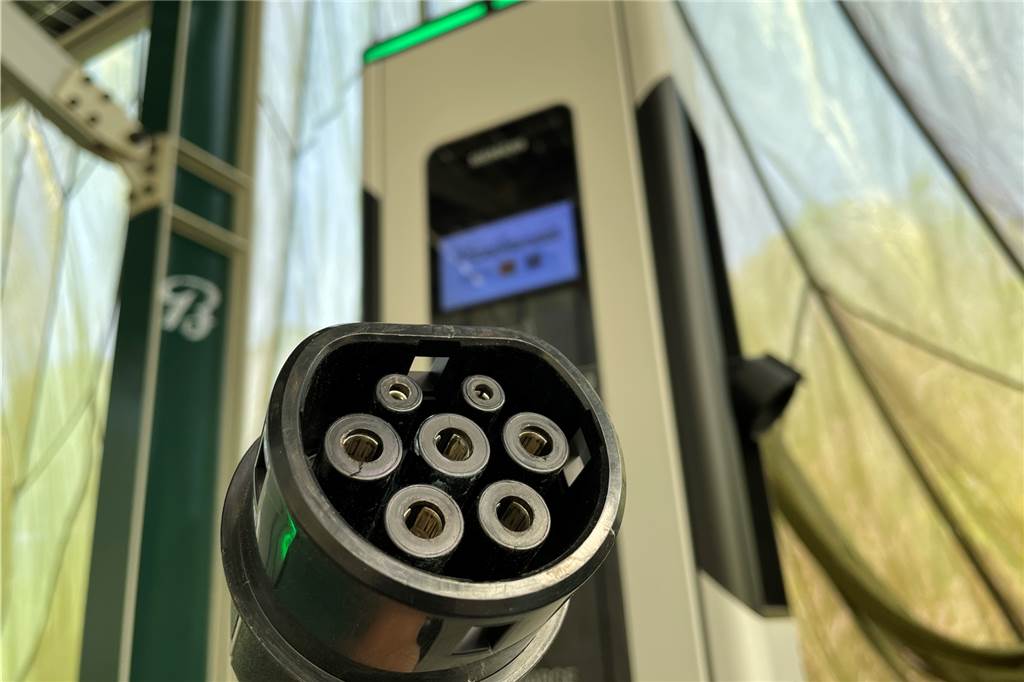 So werden die Ladesäulen aussehen, an denen zwei Autos gleichzeitig mit Stadtwerke-Strom betankt werden können.