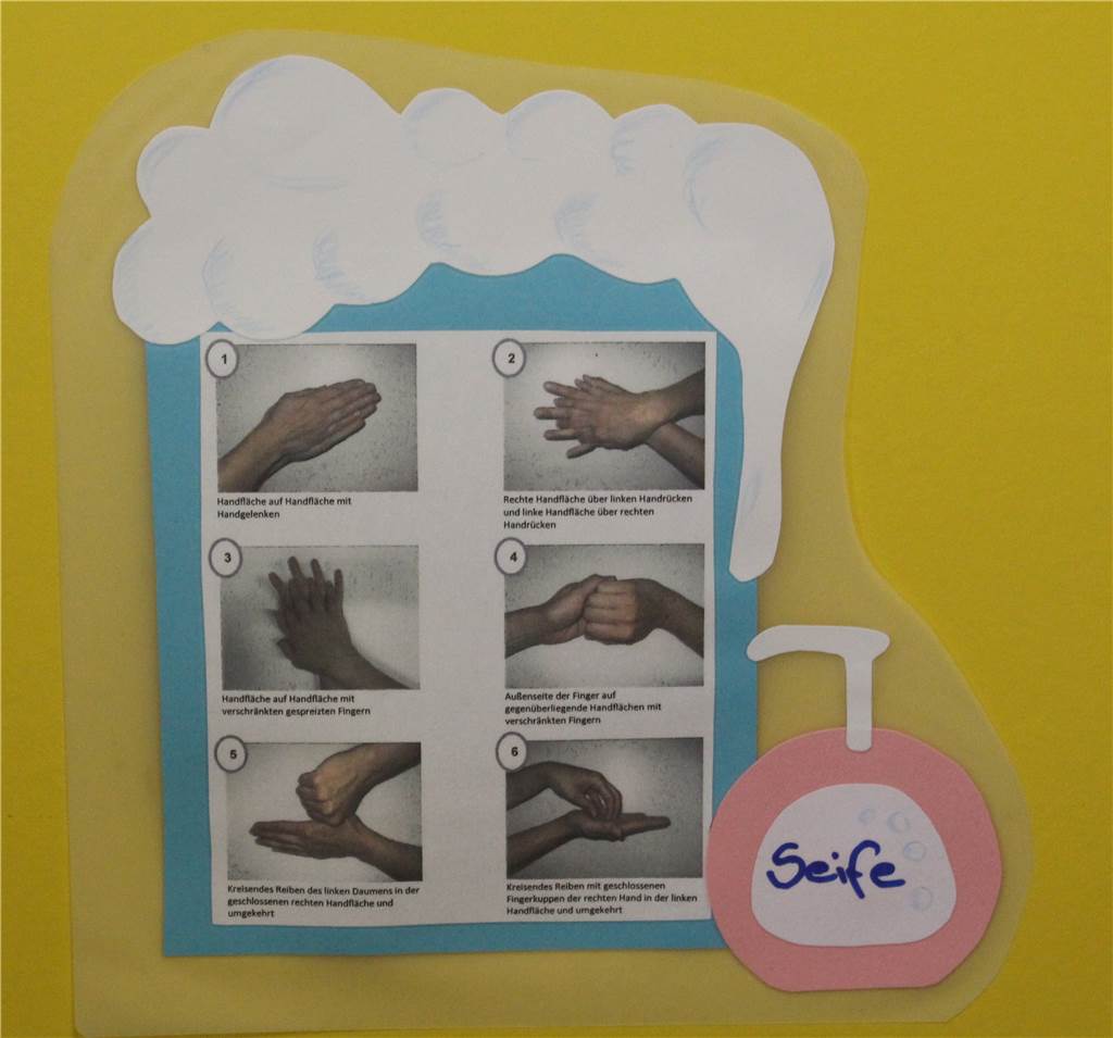 So werden Hände sauber: Diese Bilder hängen jetzt in jeder Toilette des Familienzentrums Im Roten Haus in Schwerte.