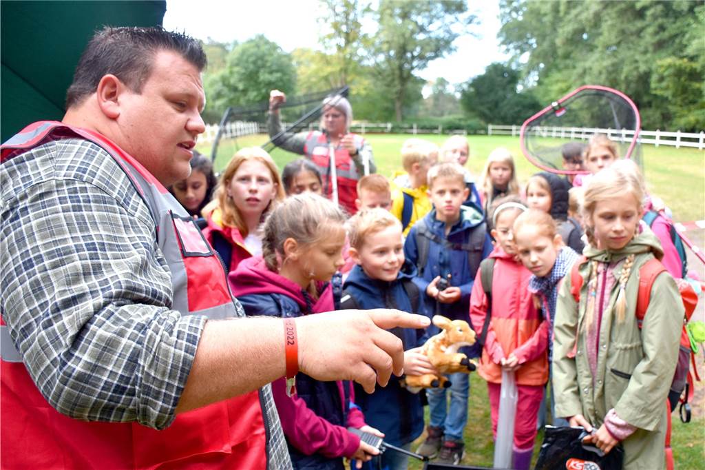 André Hilbring erklärt wie die Jäger per Drohne Rehkitze retten