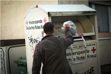 So wie auf diesem Bild: Monika Vogt dachte sich nicht viel dabei, als sie ihre Altkleider in einen Altkleidercontainer der Caritas warf.