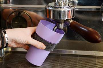 So wie auf diesem Foto in Tübingen könnte es auch in Dortmund gehen: Die Gäste bringen ihren Mehrweg-Becher mit in Cafés und vermeiden so Müllberge.