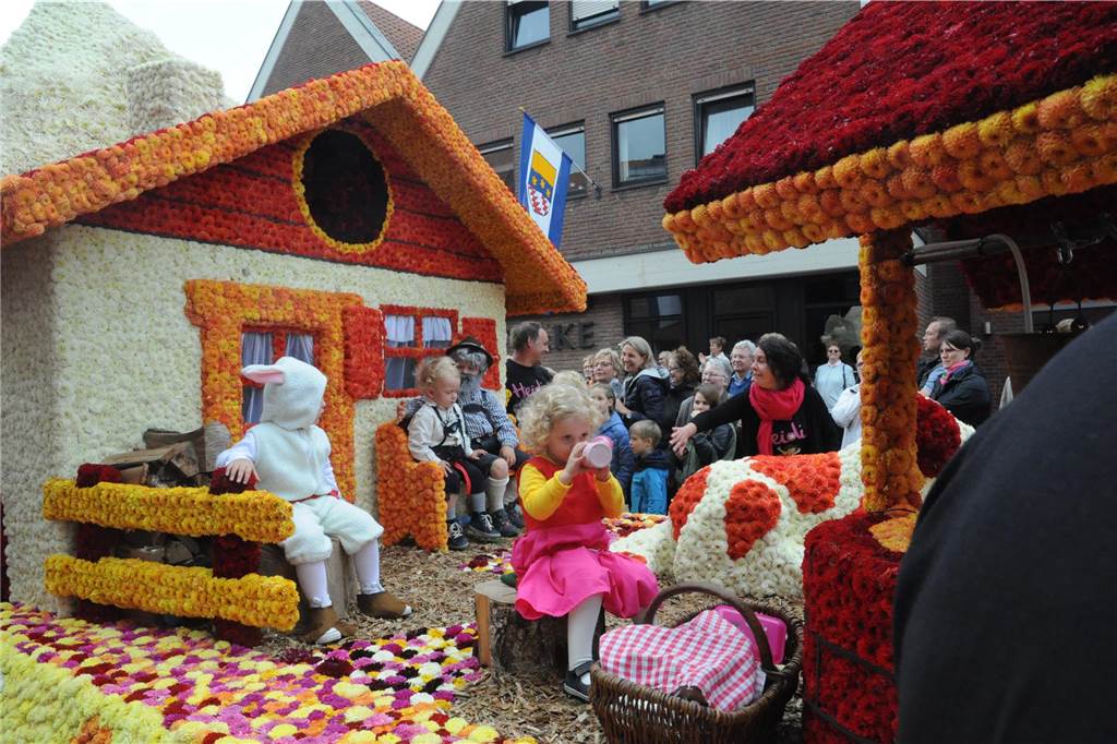 Foto von einem Blumenkorsowagen