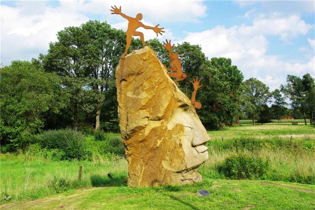 Tourismus: Mehr digitale Infos und Erweiterung der Dinkelsteinroute: Dinkelsteinskulptur