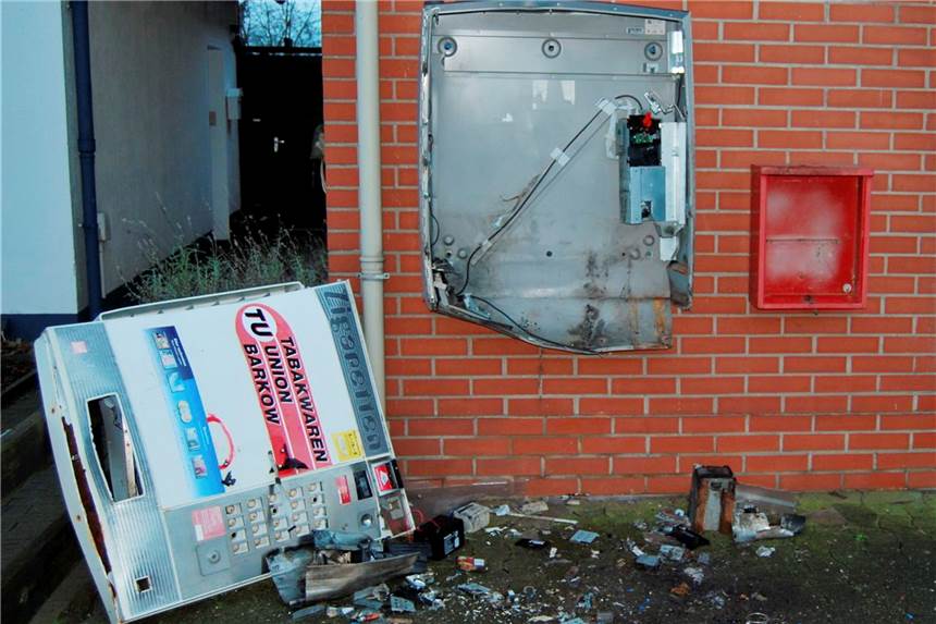 Zigarettenautomat gesprengt: Lauter Knall an der Schloßstraße in Nordkirchen So wie dieser Zigarettenautomat wurde auch der an der Schloßstraße in Nordkirchen gesprengt und ist jetzt komplett zerstört. (Symbolfoto)