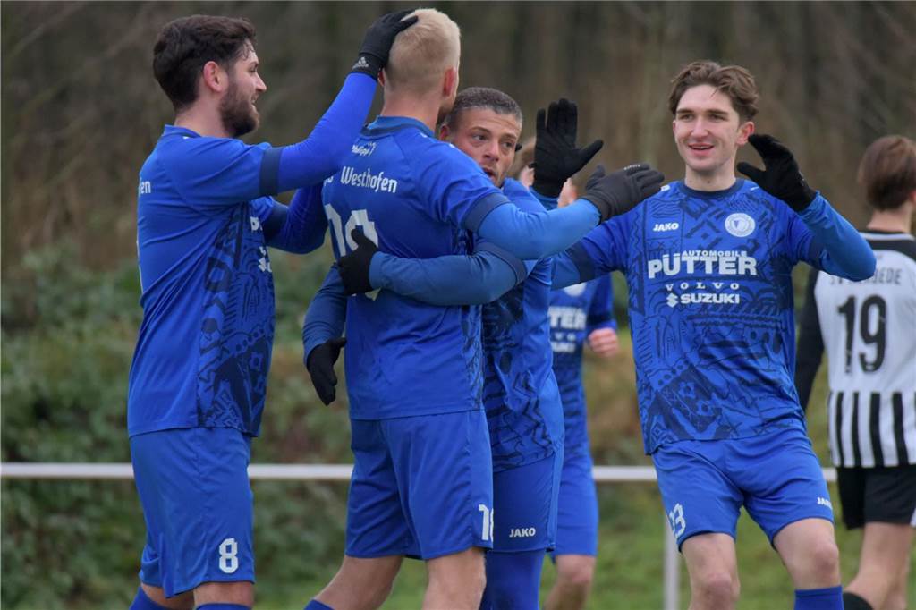 Achtelfinale beim SC Osmanlispor: Trainer des VfB Westhofen äußert sich zum Pokal-Los Die Spieler des VfB Westhofen bejubeln einen Treffer.
