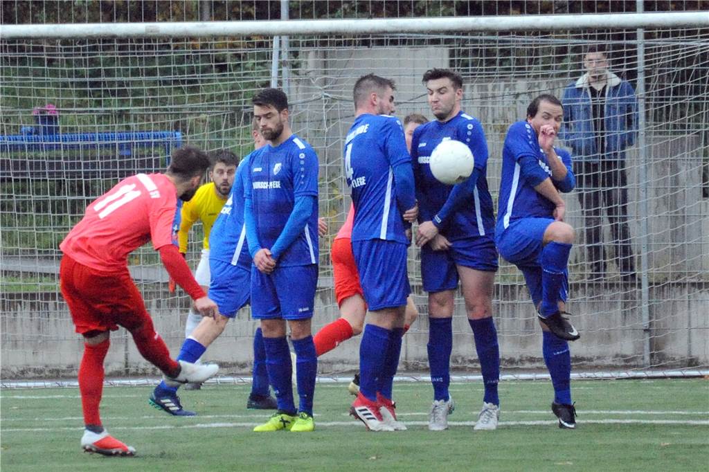So wie hier wird es künftig bei Mauern beim Freistoß immer aussehen. Stehen mindestens drei Spieler in der Mauer, dürfen sich keine gegnerischen Akteure dazu stellen.