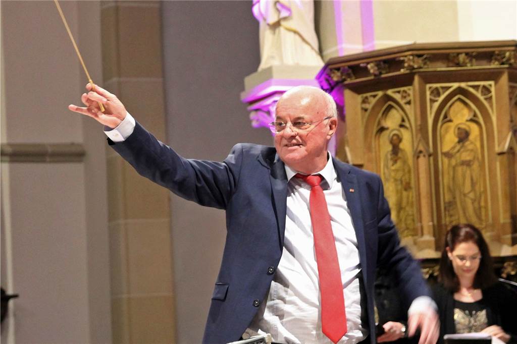 Selmer Chöre: Konzerte für die Seele unter Schutzmaßnahmen So wie in dieser Szene soll es auch wieder während der Konzerte der Chöre vor Weihnachten sein: Hans W. Schumachers Freude springt auf die Sängerinnen und Sänger über.