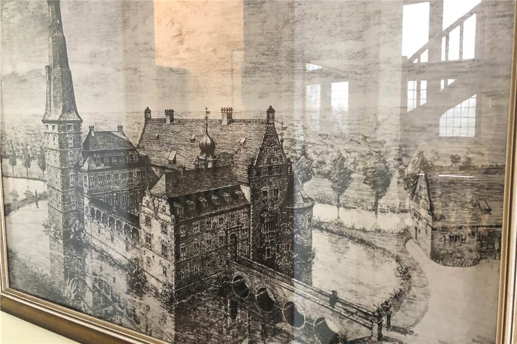 Mit Video: Ein Rundgang durch Schloss Raesfeld - so wohnen Herrschaften So wie in dieser Zeichnung hat das Schloss Raesfeld vor den Kriegsschäden ausgesehen.