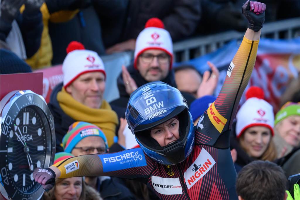 Geglückte Generalprobe: Laura Nolte fiebert Weltcup-Winter entgegen Laura Nolte in Siegerpose