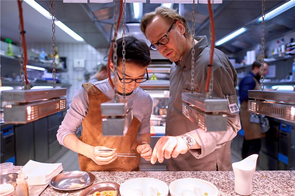 Können Dortmunds neue Spitzenköche mehr Sterne holen als Thomas Bühner? So wird das gemacht: Konzentriert bei der Arbeit. Der Küchenchef Thomas Bühner und ein Team-Mitglied.