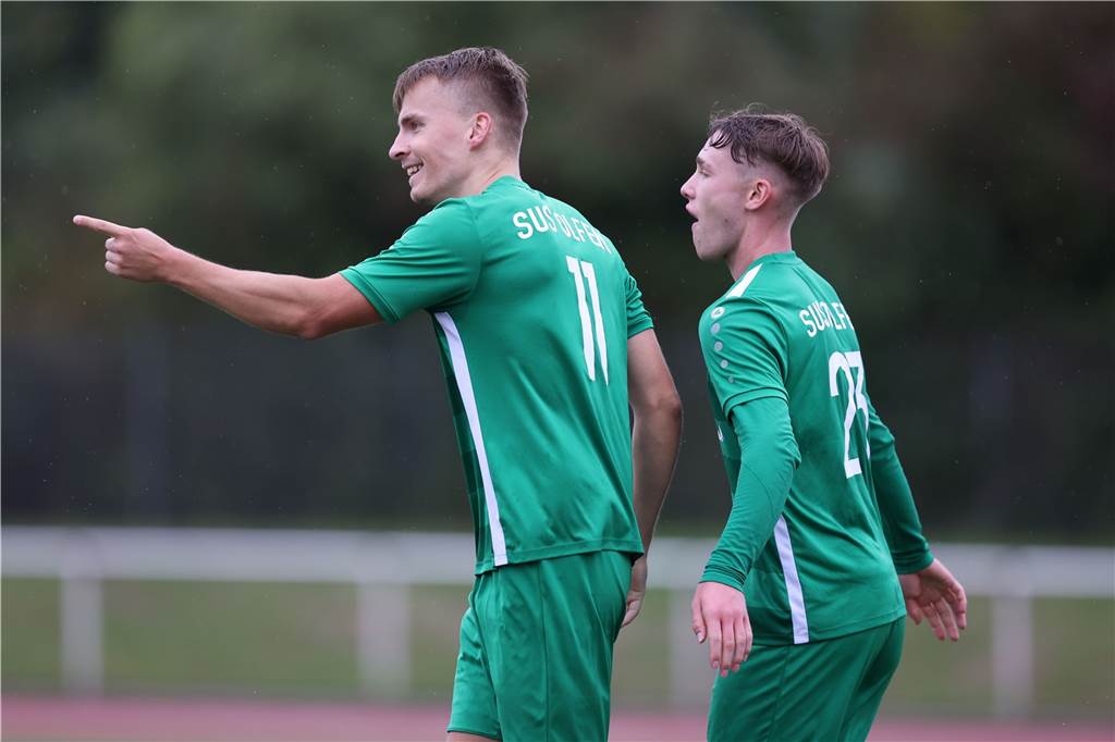 So wird das gemacht: Niklas Mählmann (l.) freut sich über ein Tor, Pablo Tenkhoff Otero ist erster Gratulant.