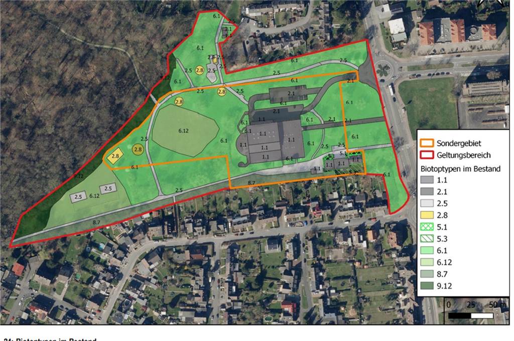 Superspielplatz am Hallenbad: Wie schwer wiegt die Flächenversiegelung? So wird die Fläche in ihrem aktuellen Zustand klassifiziert: Die grünen Bereiche gelten als eher hochwertig im Sinne der klimarelevanten Ökologie, die grauen sind geschottert (hellgrau) bis asphaltiert oder bebaut (dunkelgrau), also versiegelt.