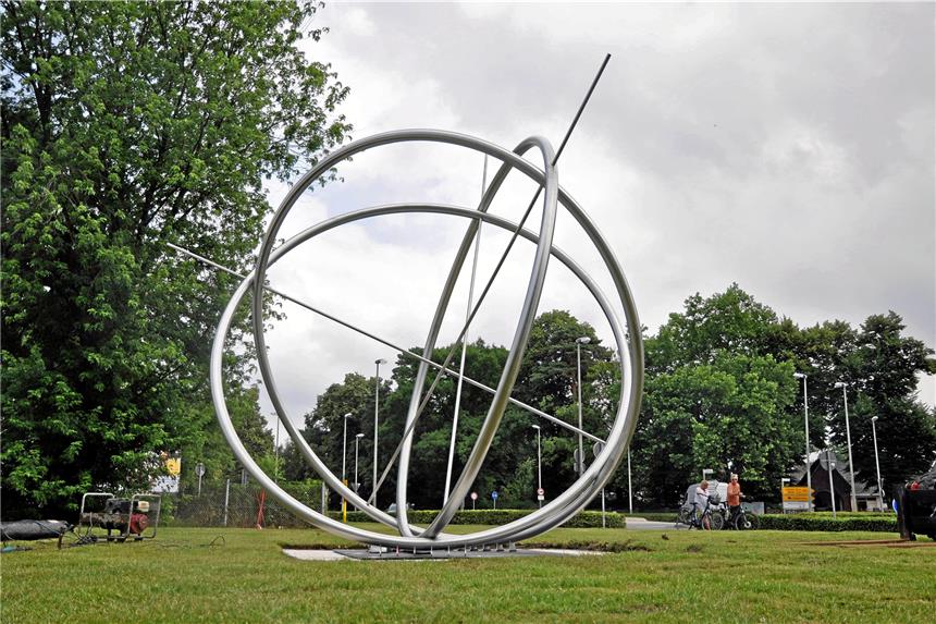 Edelstahl-Skulptur steht nun am rechtmäßigen Platz So wird die Skulptur erst nach ihrer Enthüllung am Donnerstag wieder aussehen.