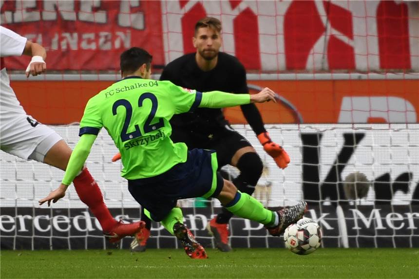 So wird es gemacht: Hier erzielt Steven Skrzybski das 1:0 beim VfB Stuttgart.