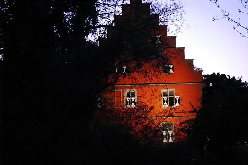 Haus Wenge: Beleuchtung taucht Wasserschloss in Licht und Schatten So würde das Haus Wenge wirken, wenn es komplett angestrahlt wäre