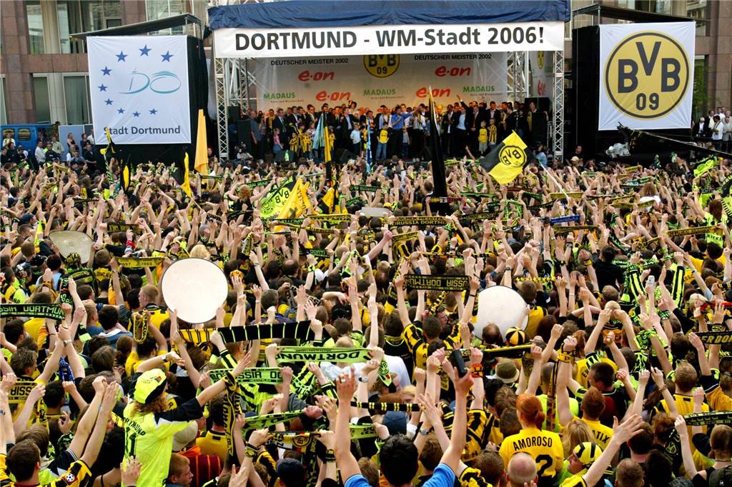 So wurde der deutsche Meister 2002 auf der Bühne vor dem Rathaus gefeiert.
