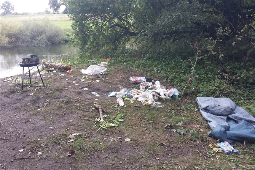 Wilder Grillplatz an der Lippe - und alle zahlen mit So wurde ein illegaler Grillplatz in den Lippeauen hinterlassen.