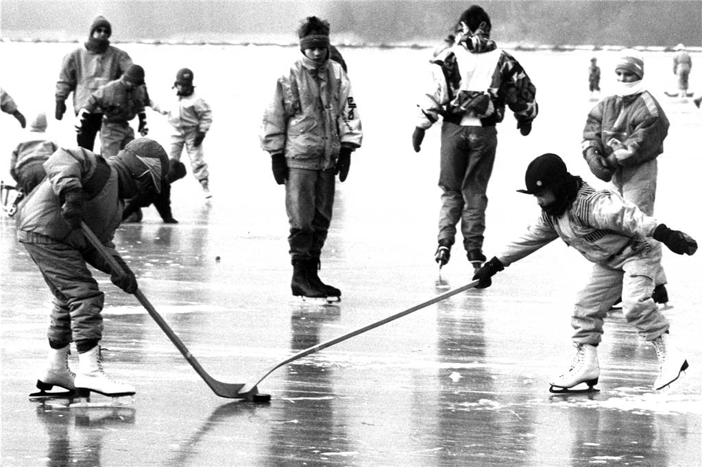 DLRG: Das Betreten von Eisflächen in Haltern ist gefährlich Kinder spielen Eishockey auf dem zugefrorenen Halterner Stausee.