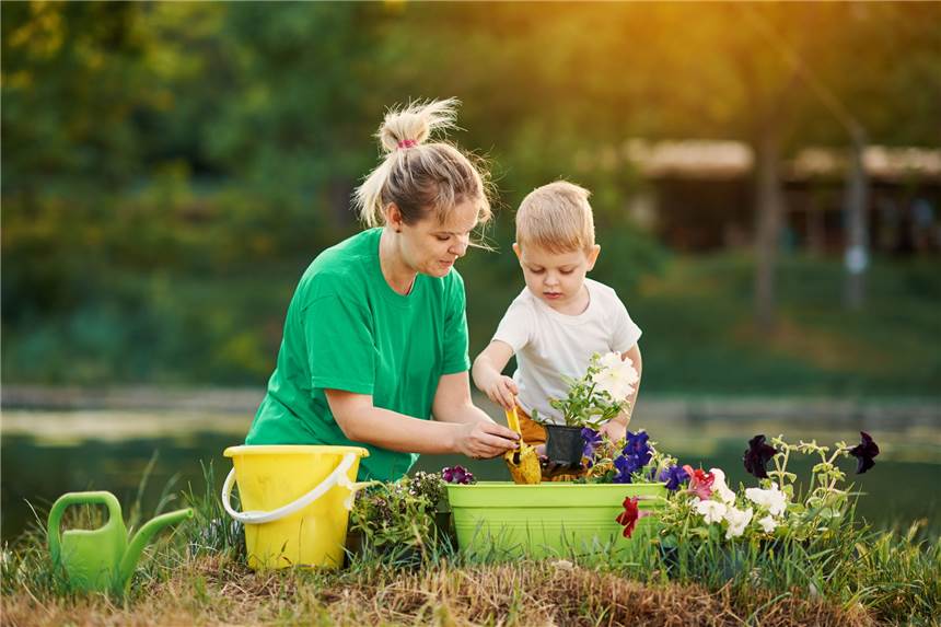 Garten im April: Welche Arbeiten jetzt vor und hinterm Eigenheim anstehen Sobald die Apfelblüte beginnt, ist Vollfrühling und damit auch die ideale Zeit, um Gladiolen und Dahlien zu stecken.