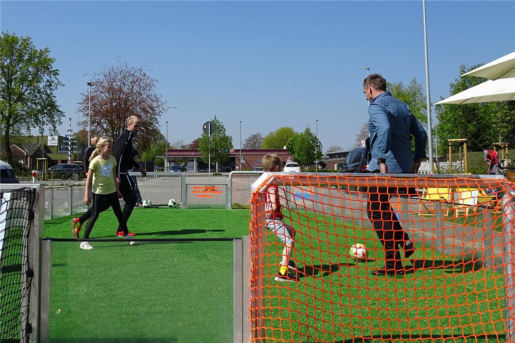 Markt, Meile und mehr: Menschen stimmen sich bei Sonnenschein auf den Mai ein Soccer-Ei wird zum Renner