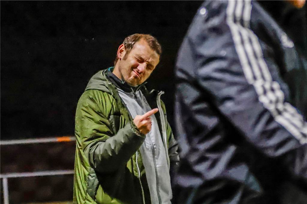 TuS Bövinghausen verliert gegen SV Sodingen: Ex-TuS-Spieler sorgt für die Entscheidung Sodingen-Trainer Dimitrios Kalpakidis freute sich über den Sieg.