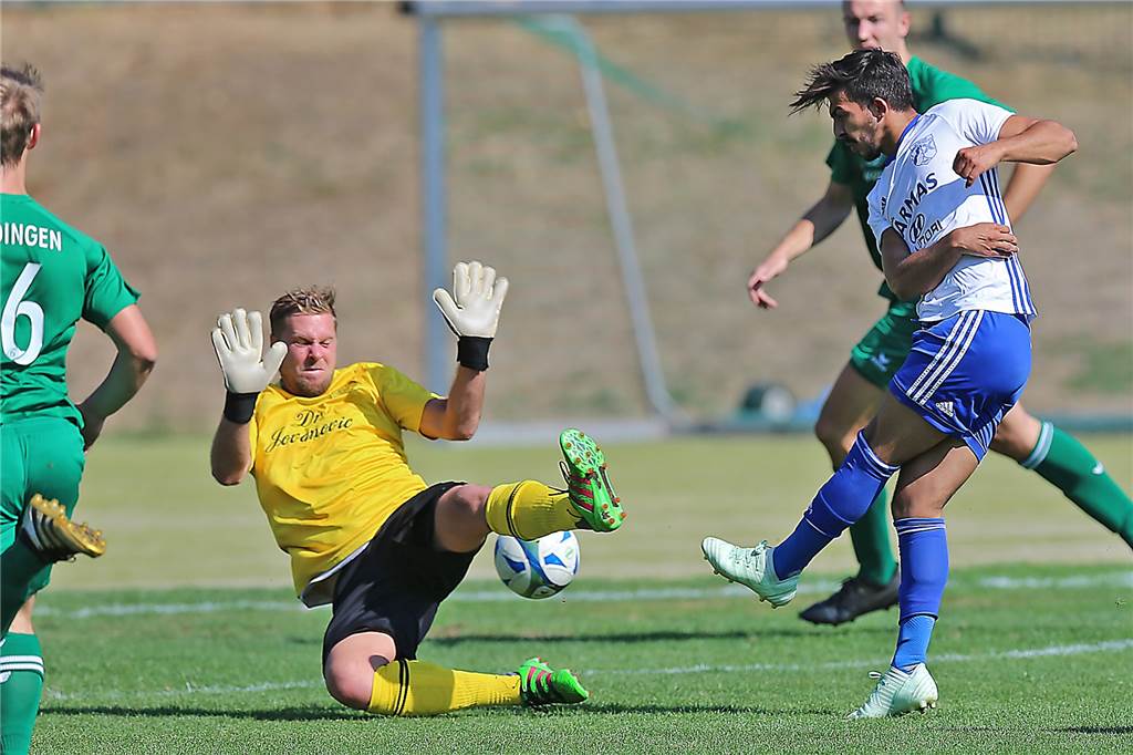 Mai 2019: Wacker Obercastrop hat noch zwei Neue Sodingens Keeper David Menke (gelbes Trikot), hier im Spiel gegen den SV Wacker im Sommer 2018, kommt als Torwart-Trainer nach Obercastrop.